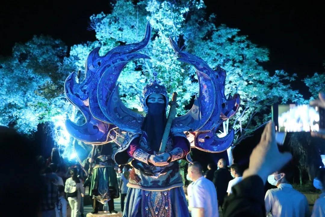 山西临汾一商场现钱学森等科学家巨幅海报:附近中小学多,教育意义明显